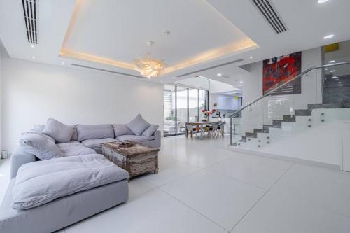 Coastal Themed 4BR Townhouse with Pool in JVC, Dubaj (zdjęcie 6)