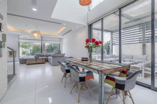 Coastal Themed 4BR Townhouse with Pool in JVC, Dubaj (zdjęcie 7)