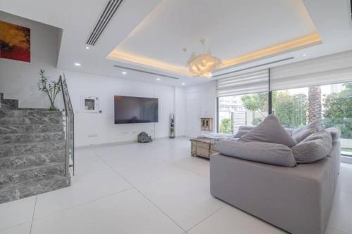 Coastal Themed 4BR Townhouse with Pool in JVC, Dubaj (zdjęcie 8)