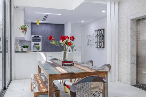 Coastal Themed 4BR Townhouse with Pool in JVC, Dubaj (zdjęcie 9)
