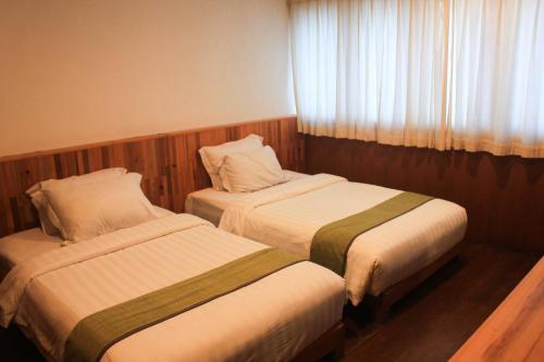 2 twin beds