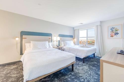 2 queen beds, 1 sofa bed