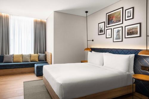 1 king bed, 1 sofa bed