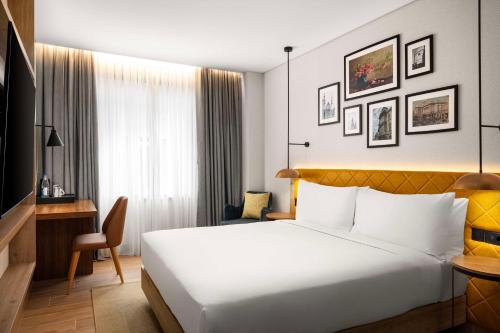 1 king bed, 2 twin beds