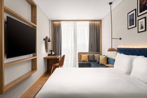1 king bed, 1 sofa bed