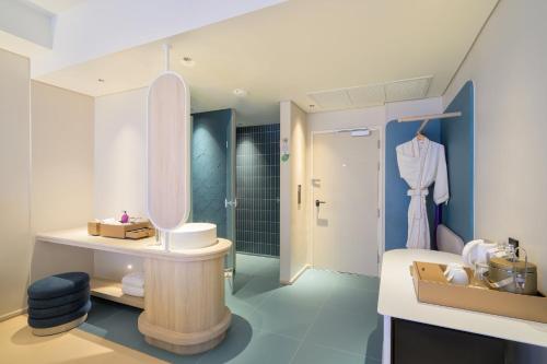 room detail thumbnail 2