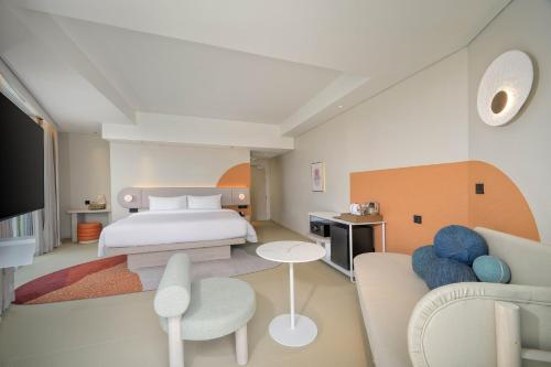 room detail thumbnail 2