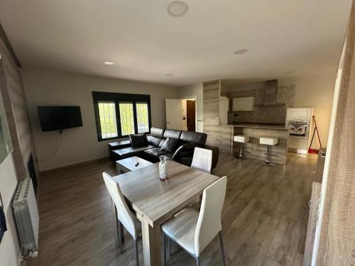 Chalet independiente en zona residencial rural con piscina privada in ฮาเอน