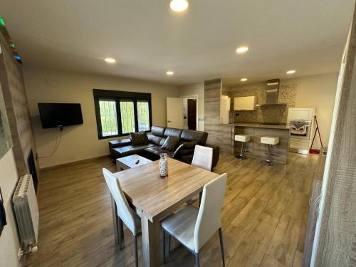 Chalet independiente en zona residencial rural con piscina privada in ฮาเอน