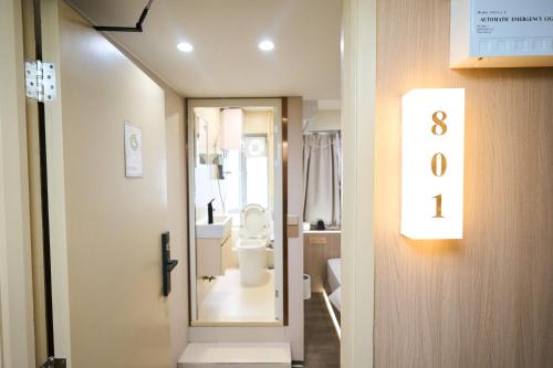 Smart Home Guesthouse: Top Choice for Double Occupancy in Hong Kong near Sky100 Hong Kong Observation Deck