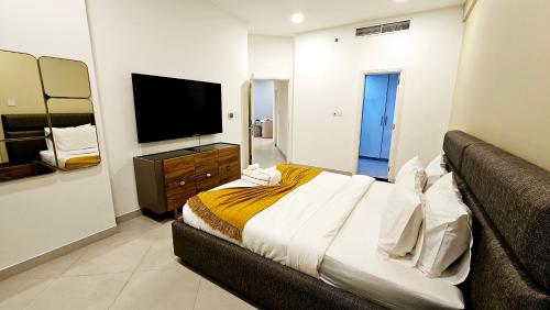 Elegant 2-Bedroom Apartment with Private Balconies & En-Suite Luxury in Meydan Avenue, Dubai (photo 2)