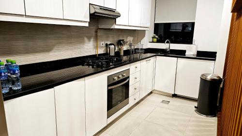 Elegant 2-Bedroom Apartment with Private Balconies & En-Suite Luxury in Meydan Avenue, Dubai (photo 6)