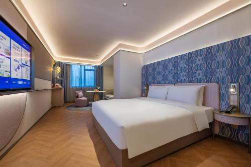 Deluxe King Room image 2