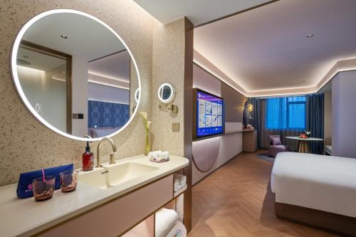 Deluxe King Room image 1