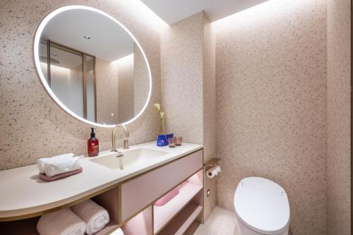 Superior Twin Room with City View image 2