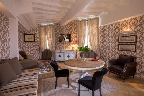 The Inn At The Roman Forum - image 11