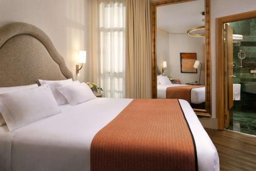Superior Room with Courtyard View image 4