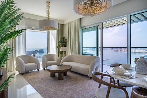 Homes Beyond l Elegant 2BR with Wide Sea Views, Dubaj