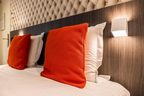 Square Hotel - image 3