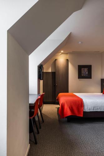 Square Hotel - image 5