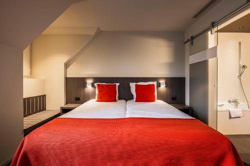 Square Hotel - image 14