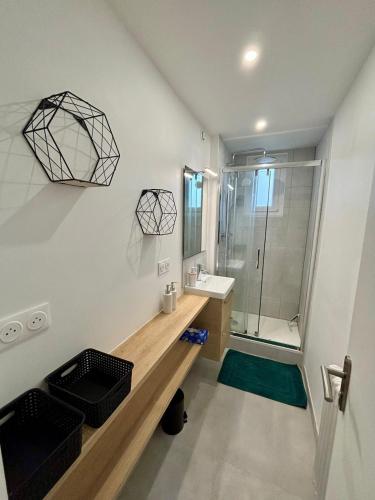 淋浴間, La Madeleine avec parking in 馬德連聖里歐納