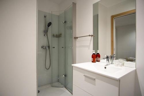 Zuhanyzó, A L'Ombre du Pin "11" - Cozy Studio near Disneyland and Paris, 1-2 Guests in Villevaude (Ile-de-France)