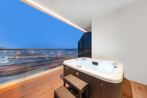 Business Bay 1BR Canal Views, Pool, Gym & Near Burj Khalifa, Dubaï (photo 9)