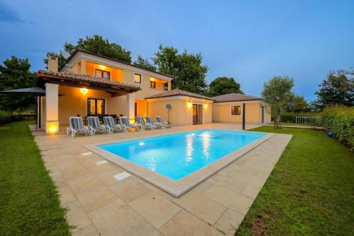 Villa RE by Istrialux in 薩維舍亞