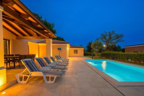 Villa RE by Istrialux in 薩維舍亞