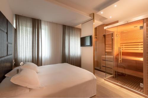 1 king bed, 1 sofa bed