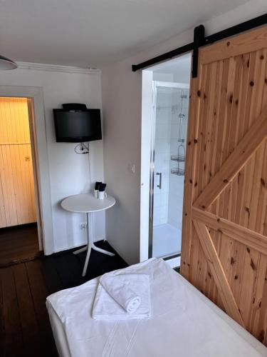 2 twin beds