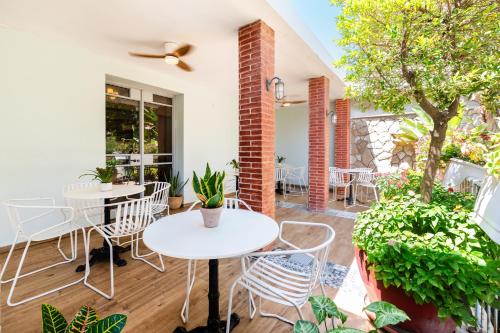 บริการและสิ่งอำนวยความสะดวก, Eden Inn in ซิครอน ยาอาคอฟ