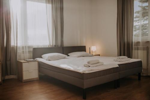 4 twin beds