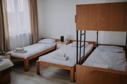 1 twin bed, 3 bunk beds