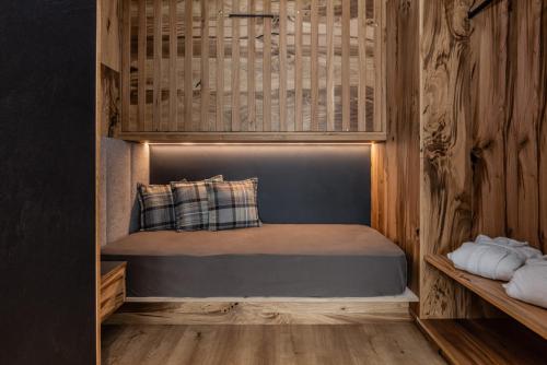 1 queen bed, 1 bunk bed