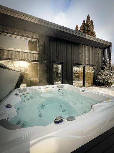 熱水浴缸, Villa Lakstīgalas Lux (Villa Lakstigalas Lux) in 新葉爾加華