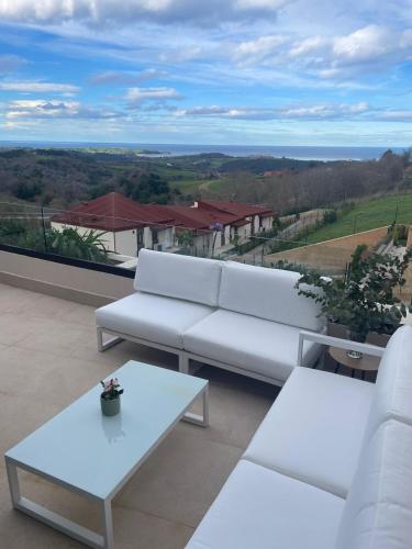 MIRADOR PLAYA DE OYAMBRE-vista al mar y jardín gîte à louer La Molina