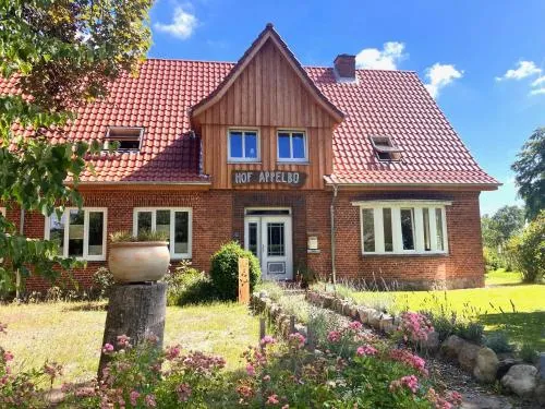 Hof Appelbue - Urlaub in zwei Ferienwohnungen im Storchendorf Bergenhusen in Bergenhusen, Deutschland