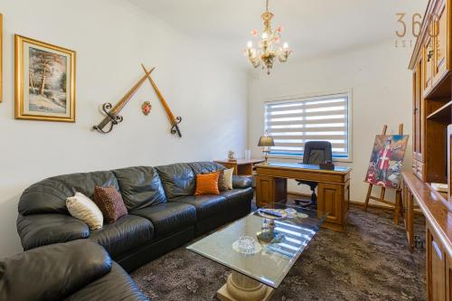 Authentic 2BR home in the heart of Valletta by 360 Estates, Valletta