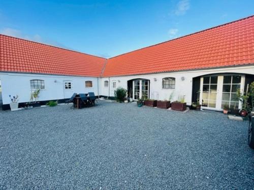 Large cozy living room with bedroom, bathroom in Strandlyst
