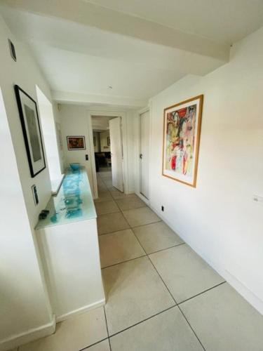 Large cozy living room with bedroom, bathroom in Strandlyst
