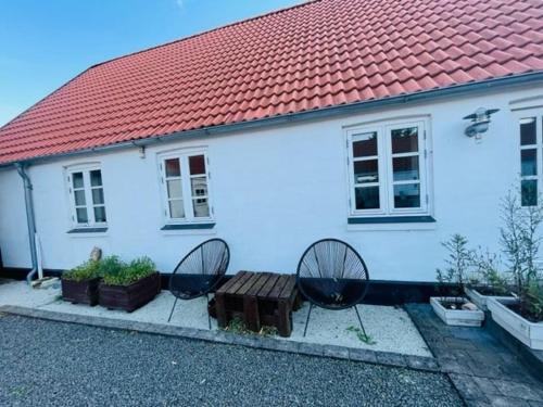 Large cozy living room with bedroom, bathroom in Strandlyst