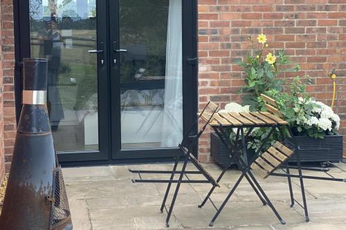 Private Room - Sleeps 2 - Private Entry - Parking in Dorridge