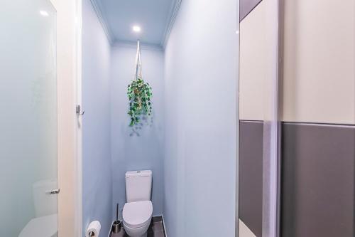 LR Guest House - image 12