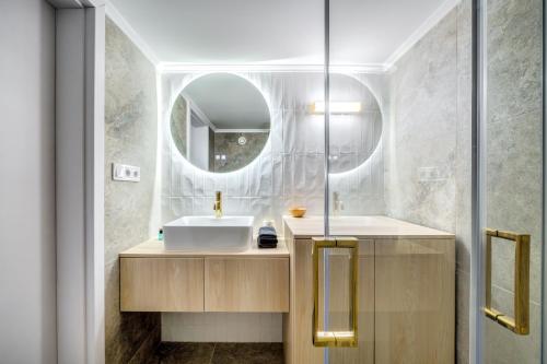 One-Bedroom Apartment image 8