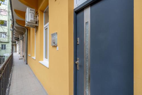One-Bedroom Apartment image 6