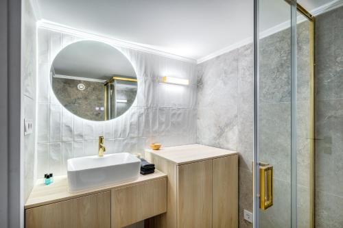 One-Bedroom Apartment image 3