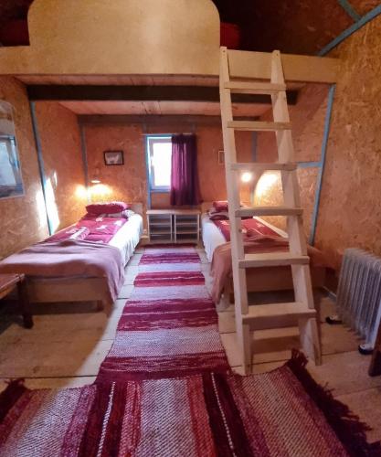 1 queen bed, 2 twin beds