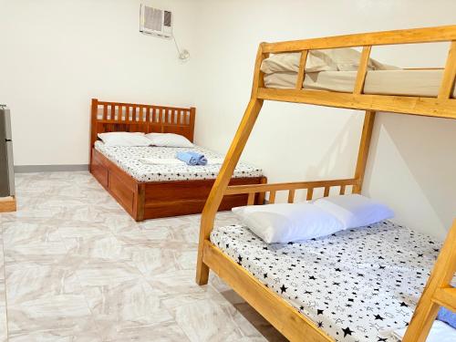 1 queen bed, 2 double beds